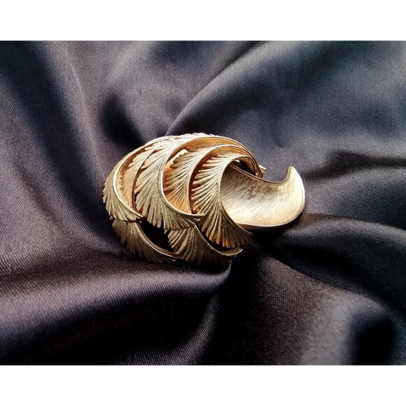 Vintage CROWN TRIFARI 1960s Signed Large Gold Toned Floral Leaf Swirl Brooch - Picture 4 of 7